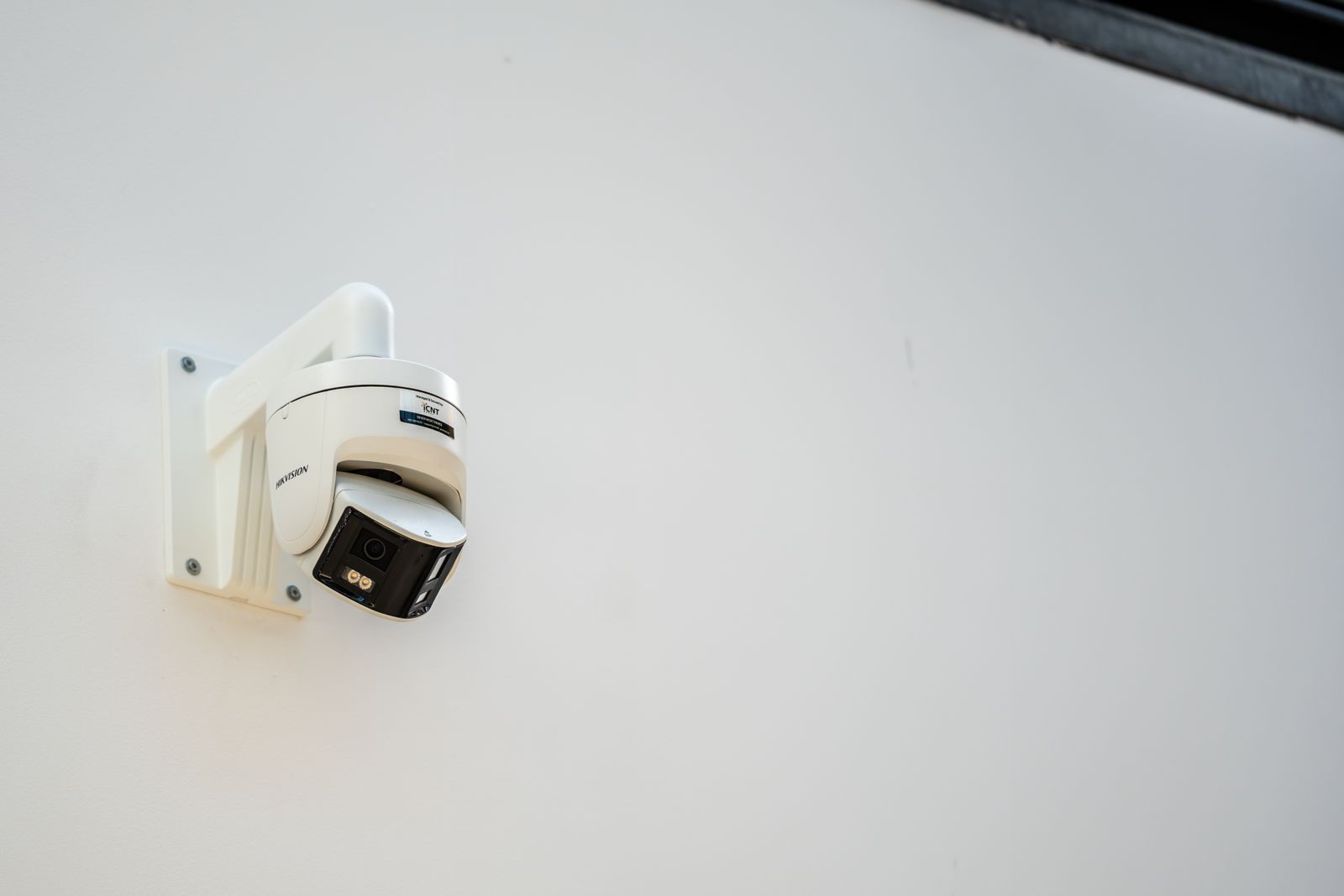 Hikvision netwerkcamera aan een muur gemonteerd op Winkelcentrum Walburg