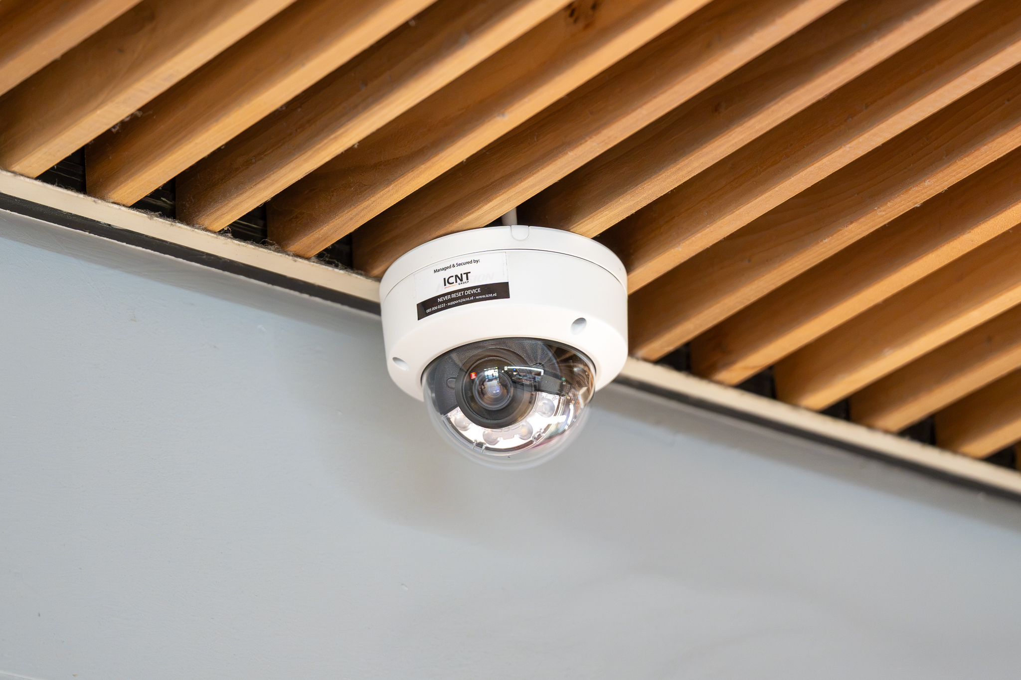 Draadloze access point in een plafond gemonteerd
